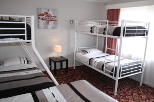 Katil dua tingkat atau katil-katil dua tingkat dalam bilik di Motel Mayfair on Cavell