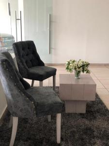 une paire de chaises et une table dans une pièce dans l'établissement ZAMORA EJECUTIVO EXPRESS, à Zamora de Hidalgo