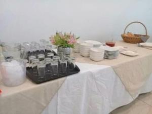 una mesa con mantel blanco y una mesa con platos en ZAMORA EJECUTIVO EXPRESS, en Zamora de Hidalgo