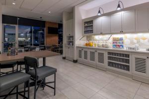 Hyatt Place Marlborough/Apex Center tesisinde mutfak veya mini mutfak