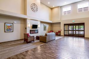 Zona de hol sau recepție la Comfort Suites