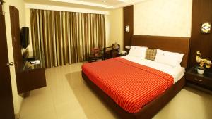 En eller flere senge i et værelse på Hotel Rajavihar