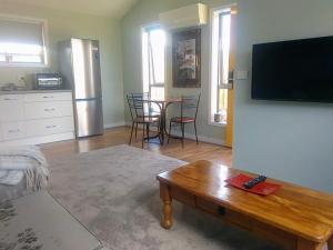 TV a/nebo společenská místnost v ubytování Little Lodge Wanaka