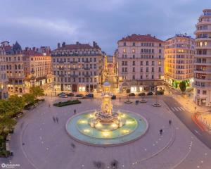 Nespecifikovaný výhled na destinaci Dagneux nebo výhled na město při pohledu z penzionu + 37 fotografií