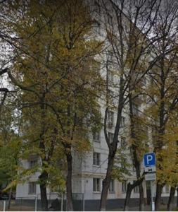 モスクワにあるApart Центр Zooの木の前の白い建物