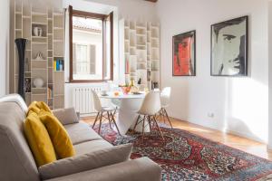 een woonkamer met een bank en een tafel bij Heart Milan Apartments Duomo Colonne in Milaan