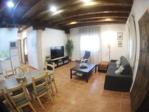 a living room with a couch and a table at Apartamento los arcos in Cobisa