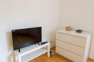 Telewizja i/lub zestaw kina domowego w obiekcie Central Living Apartment 1090 Vienna