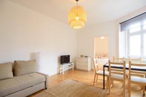 salon z kanapą i stołem w obiekcie Central Living Apartment 1090 Vienna w Wiedniu