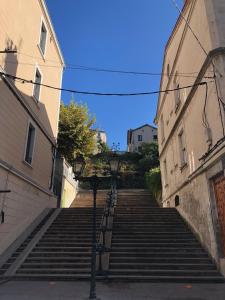 a set of stairs in an alley between two buildings at Lulu Philipp coté cour in Saint-Étienne