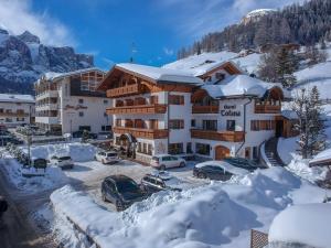 un hotel in montagna coperto di neve di Garnì Tofana a Corvara in Badia