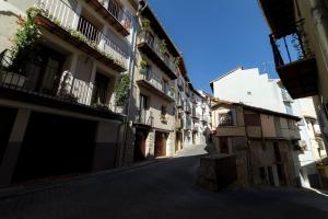 una calle vacía en un callejón con edificios en Vinatea Suites, en Morella