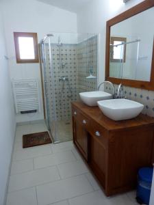 y baño con 2 lavabos y ducha. en Coutelon, havre de paix en pleine nature en Saint-Jurs