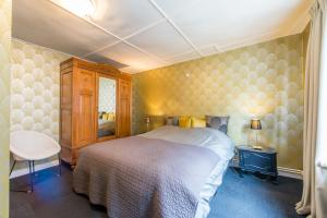 - une chambre avec un lit, une table et une chaise dans l'établissement Huyze Aïda, à Bruges