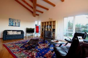 sala de estar con sofá y alfombra en Ferienhaus Vera, en Moritzburg