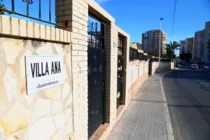 un edificio con un letrero al lado de una calle en Villa Ana Apartments, en Benidorm