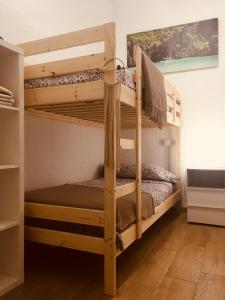 エル・メダノにあるCasa Claudiaの二段ベッド2組が備わる客室です。