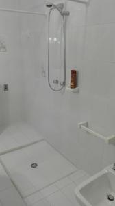Kali Nitta Salento في سانت إيزيدورو: حمام أبيض مع دش ومغسلة