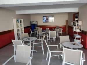 jadalnia ze stołami i białymi krzesłami w obiekcie Los Gracioseros 118 & 202 w Puerto del Carmen