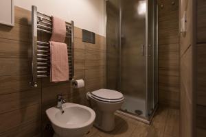 een badkamer met een toilet, een wastafel en een douche bij Casa Sabir in Modica