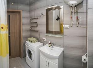 Ванна кімната в Cozy apartment in a new building close to the downtown