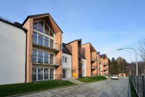 szereg budynków apartamentowych na ulicy w obiekcie Apartament Sun & Ski Willa K2 Black & White w mieście Karpacz