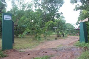 un chemin de terre avec un panneau sur son côté dans l'établissement Wilpattu Holiday Home, à Nochchiyagama