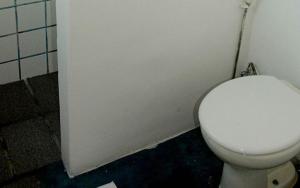 y baño con aseo blanco en una cabina. en Pousada 4 Ventos, en Arraial d'Ajuda