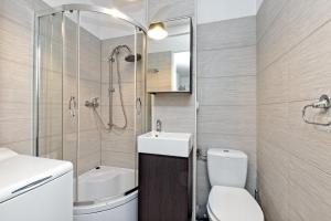łazienka z toaletą, umywalką i prysznicem w obiekcie Noctis Apartment Pańska III w Warszawie