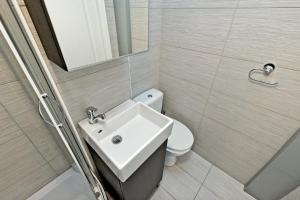 łazienka z białą umywalką i toaletą w obiekcie Noctis Apartment Pańska III w Warszawie +8 zdjęć