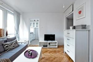 ワルシャワにあるNoctis Apartment Pańska IIIの白いリビングルーム(ソファ、テレビ付)