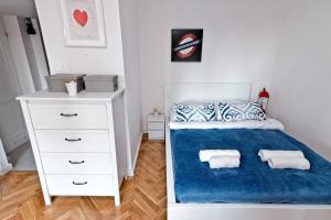 Łóżko lub łóżka w pokoju w obiekcie Noctis Apartment Pańska III