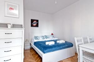 sypialnia z łóżkiem z niebieskim kocem w obiekcie Noctis Apartment Pańska III w Warszawie