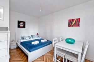 mała sypialnia z łóżkiem i biurkiem w obiekcie Noctis Apartment Pańska III w Warszawie