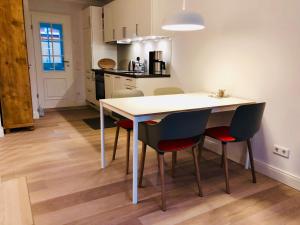 a kitchen with a table and chairs in a room at Ankerplatz-Sylt @Haus Mateika in Westerland