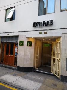 un bâtiment d'hôtel avec un panneau indiquant l'hôtel paris dans l'établissement Hotel Paris Lima, à Lima