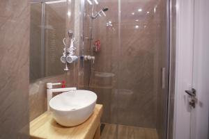 リヴィウにあるLEOGRAND Apartment on Drohobychaのバスルーム(シャワー、白い洗面台付)