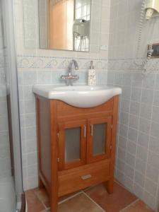 łazienka z umywalką i lustrem w obiekcie -2-COMO EN CASA, en centro historico de Ubeda w mieście Úbeda +37 zdjęć