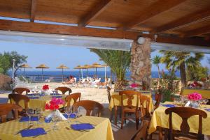 En restaurant eller et spisested på Villaggio La Roccia camping