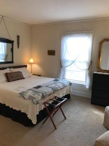 Un dormitorio con una cama grande y una ventana en Julietta House, en Gloucester