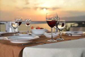 una mesa con copas de vino en una mesa en Atamer Doga Resort, en Gemlik
