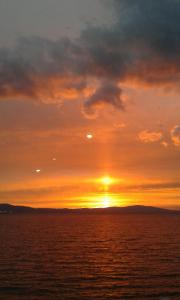 een zonsondergang boven de oceaan met zonsondergang bij Atamer Doga Resort in Gemlik