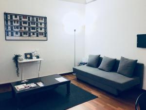 salon z kanapą i stołem w obiekcie CASA FISCARDI w mieście Bari