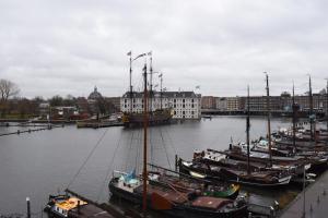 Um monte de barcos estão ancorados num porto. em MPS Flora em Amesterdão