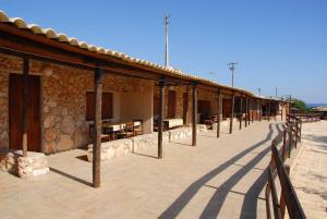 兰佩杜萨Villaggio La Roccia camping的相册照片