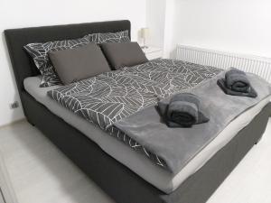 Postel nebo postele na pokoji v ubytování Garden studio apt-FREE parking,close D8,metro,EXPO