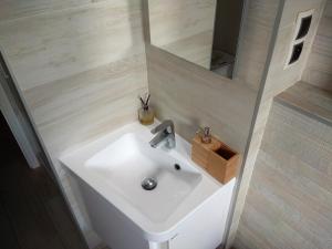 Koupelna v ubytování Garden studio apt-FREE parking,close D8,metro,EXPO