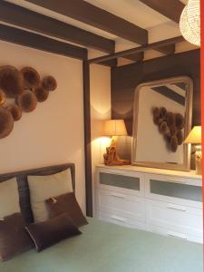 a bedroom with a bed with a mirror and a bed sidx sidx sidx at Blue Ocean in Moliets-et-Maa
