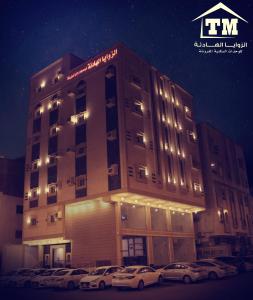 a building with cars parked in front of it at شقق الزوايا الهادئه للشقق المخدومة - اقتصادي - Alzwaya Alahadea Apartments in Jeddah