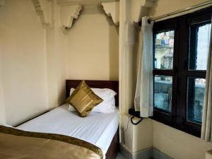 Dwivedi Hotels Palace On Steps tesisinde bir odada yatak veya yataklar